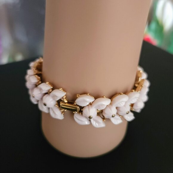 Vintage Crown Trifari Blush Pink Molded Glass Link Style Bracelet - Picture 4 of 10